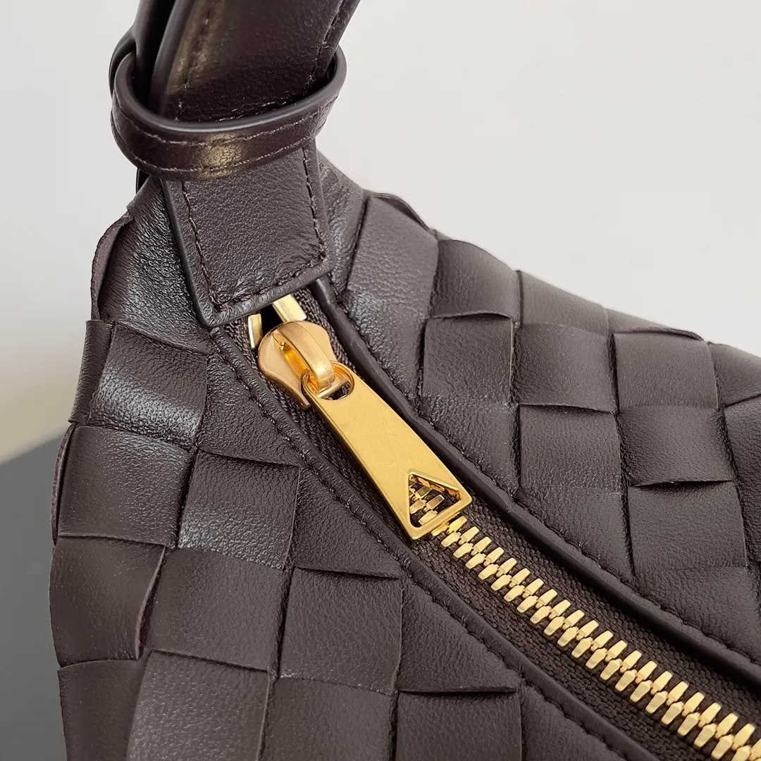Batch 1360 It is predicted that BV Bottega’s lunch bag will be popular again this year. The entire bag is made of top nappa lambskin, which is very soft and lightweight. It also uses the intrecciato weaving process that the two founders spent several months developing from the beginning of the brand. It is completely hand-woven by Italian craftsmen. It perfectly reflects the craftsmanship of Bottega. The entire bag shape is also a very practical and popular lunch box bag type. The slightly curved arc of the bag mouth can also better fit our wrists. Style number: 754443 Size: 22*13*9